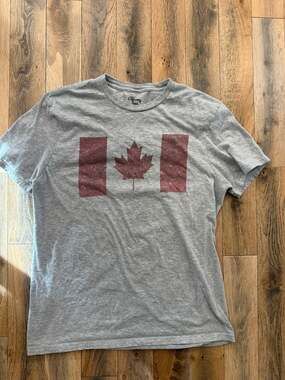 Chummy Tees Distressed Canadian Flag Grey T-Shirt Size Large